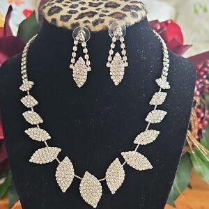 Elegant Silver Leaf Fashion Jewelry Necklace and Earring Set